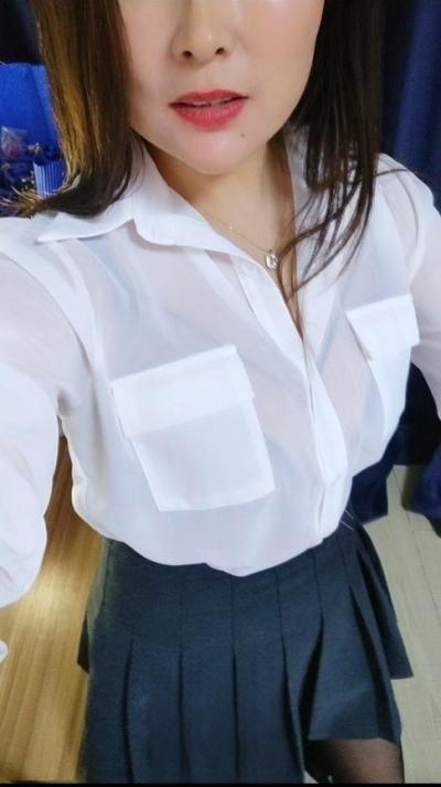 笑容甜美的美乳小姐姐