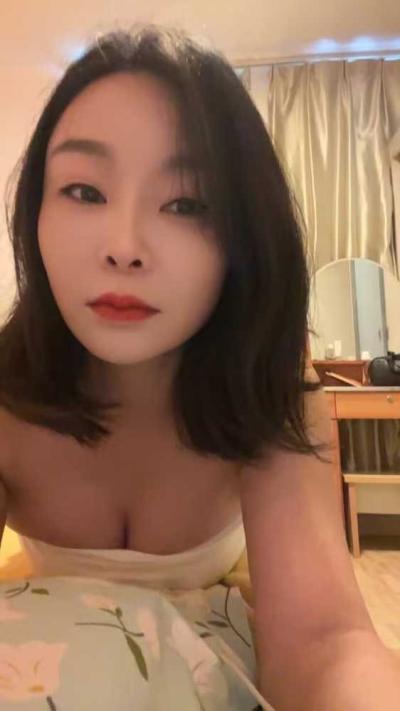 龙华新人下海性感黑丝诱惑-兔子
