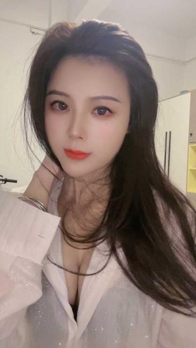 白云大奶美眉依依