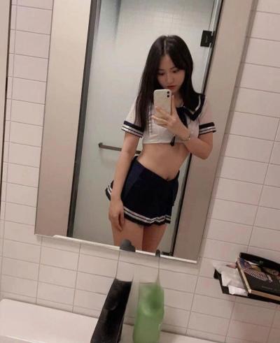 红边黑丝小嫩妹