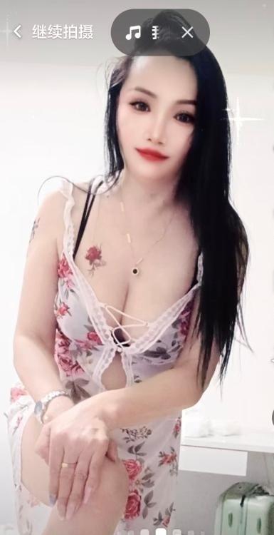 丰满身材大胸妹