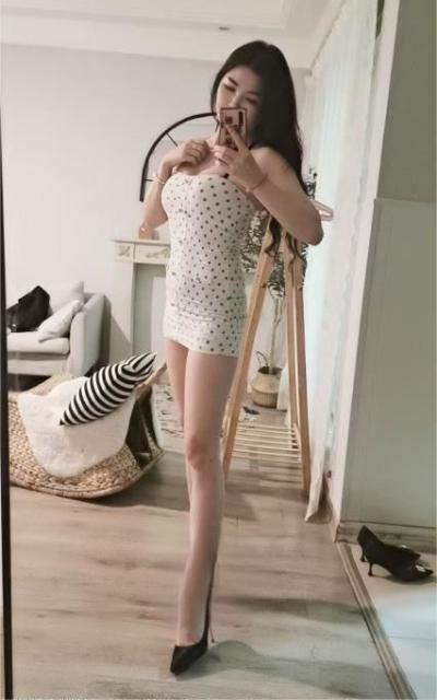 白皙美腿诱惑彩儿