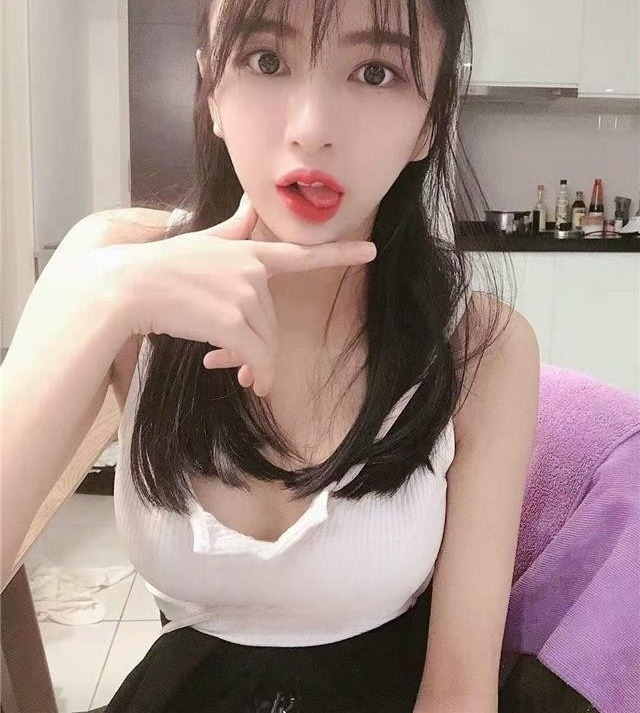 翘臀多水的嫩妹